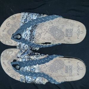 Womens muk Luks sandals size 9